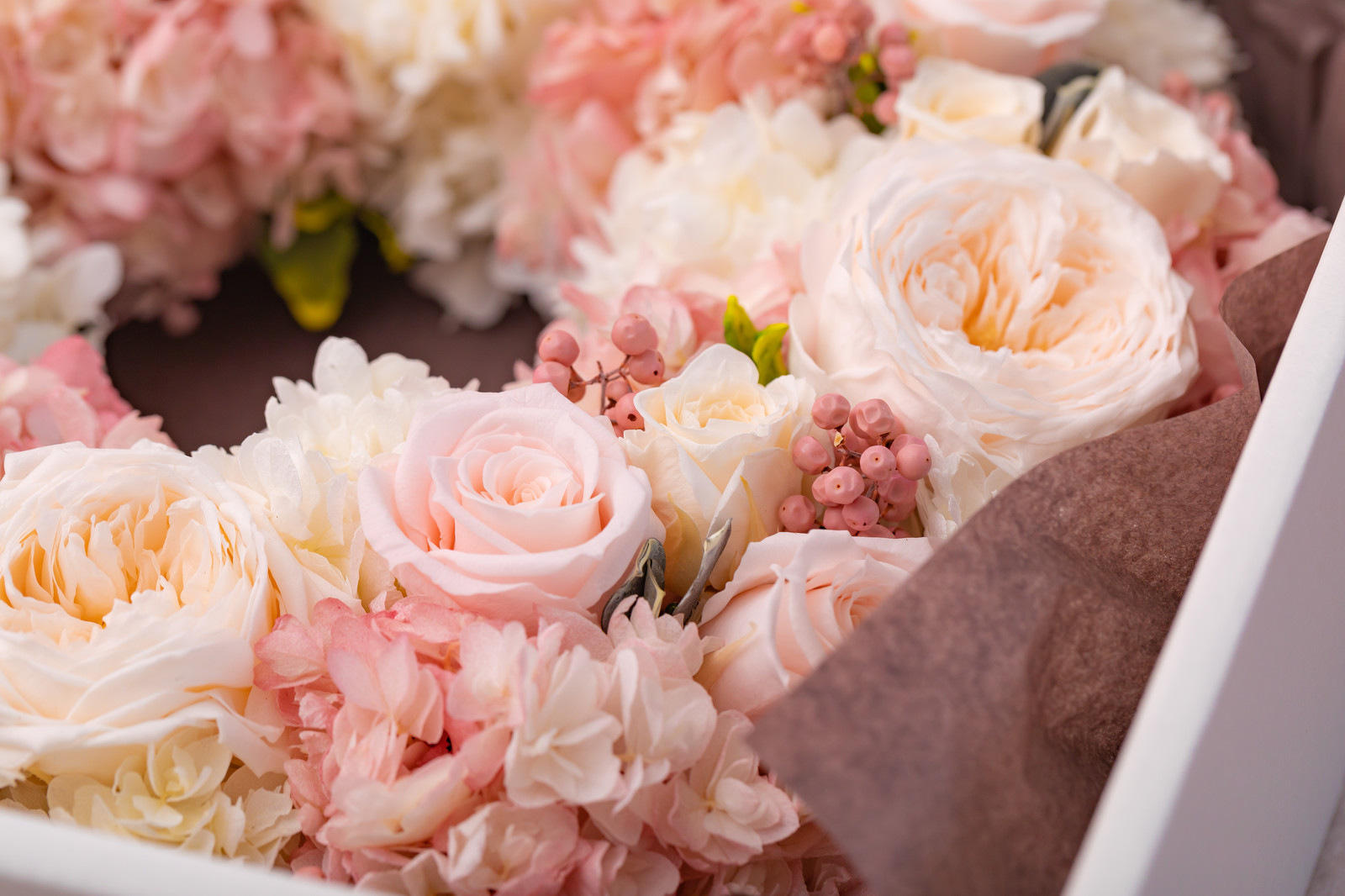 友人が結婚して新築を建てたので、プリザードフラワーを新築祝いにプレゼントしました